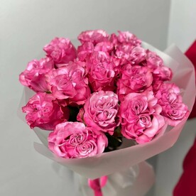 15 ярких пионовидных роз в нежном оформлении