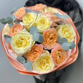 Сливочные Розы с пионовидными кустовыми розами