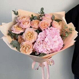 Персиковые пионовидные розы с гортензией