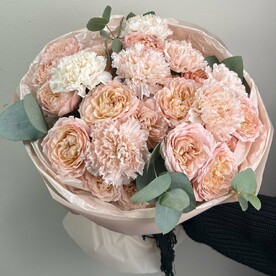 Персиковая пионовидная Роза с диантусами и эвкалиптом