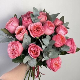 15 пионовидных роз с эвкалиптом