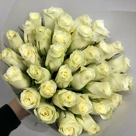 35 белых роз