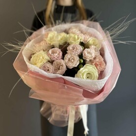 Букет из разнообразных сортов роз