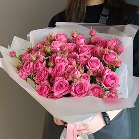 Букет из ярких и объемных кустовых роз