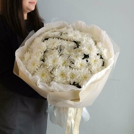 Воздушный букет из кустовых хризантем