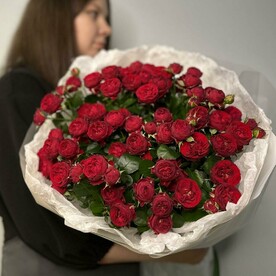 Монобукет из ярких кустовых роз