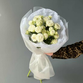 Букет к 1 сентября из кустовых пионовидных роз