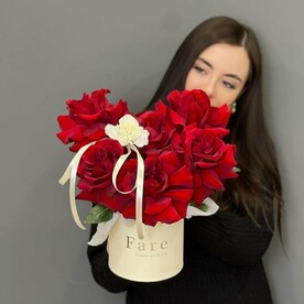 Композиция «Цветочный аспект» из роз во французской технике и диантуса