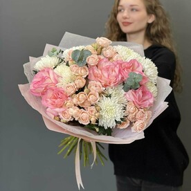 Букет «Счастливый финал» из роз во французской технике, кустовых пионовидных роз, хризантем, эвкалипта