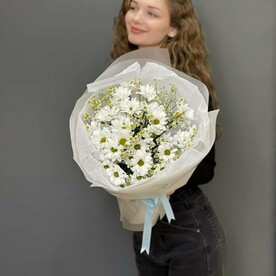 Букет «Весник лета» из хризантем и танацетума
