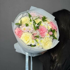 Букет «Воссоединение» из роз, хризантем, альстромерии, рускуса