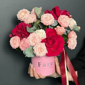 Композиция «Новый сезон» из кустовых пионовидных роз, эвкалипта и роз во французской технике