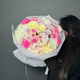 Букет «Ароматный сон» из гортензии, роз, диантусов, хризантем