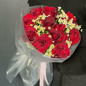 Букет «Красный малахит» из роз и танцетума