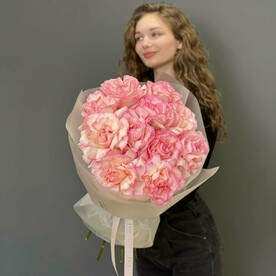 Букет «Клубничное суфле» из роз во французской технике