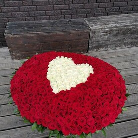Композиция Любовь из 301 розы