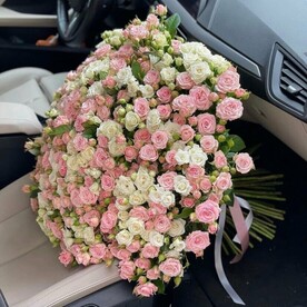 Букет из белой и розовой кустовых роз