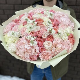 Букет из персиковых гортензий, белой маттиолы, диантусов, пионовидной розы джульетта