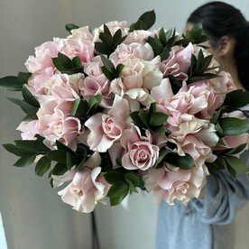 Букет из 25 французских роз с добавлением рускуса