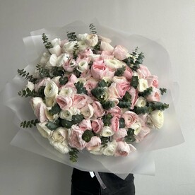 Букет из 75 ранункулюсов и эвкалипта