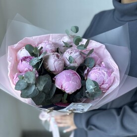 9 розовых пионов с эвкалиптом