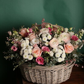 Корзина с ранункулусами и хризантемой