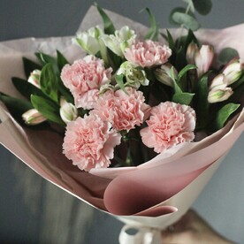 Стойкий букет с гвоздикой и альстромерией