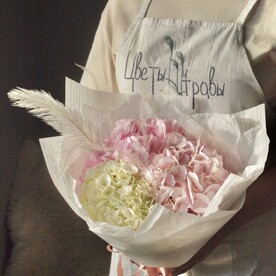 Нежный букет из гортензий