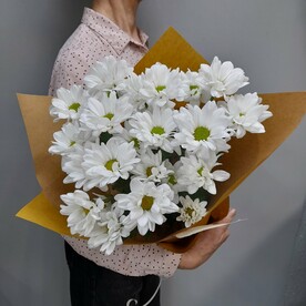 Букетик ромашковых хризантем (3 веточки) в крафтовой упаковке