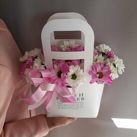 Хризантемы-ромашка в розовой сумочке