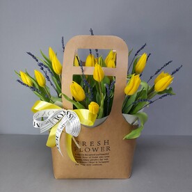 Желтые тюльпаны с лавандой в крафтовой сумочке