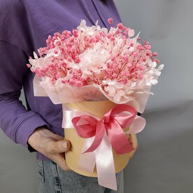 Стабилизированные гортензия и гипсофила в коробке