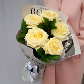 Букет из пионовидных роз с зеленью