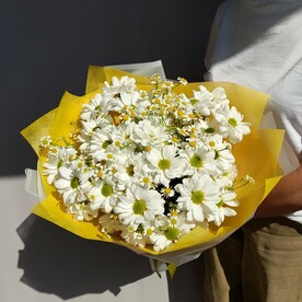 Летний ромашковый букет из танацетума и кустовой хризантемы