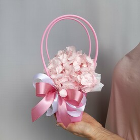 Цветочная композиция в сумочке из нежной розовой гортензии