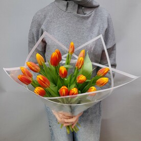 17 ярких красно-жёлтых тюльпанов в оформлении