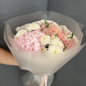 Круглый букет с гортензией