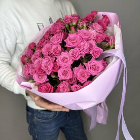 Букет из малиновых кустовых роз