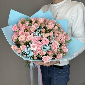 Изысканный букет розовых кустовых роз