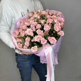 Букет из нежно-розовых кустовых роз