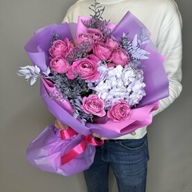 Букет из пионовидных роз с гортензией