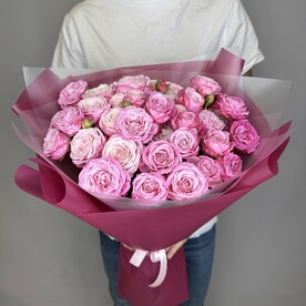 Букет из ярких кустовых пионовидных роз