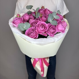 Яркий букет из пионовидных роз с эвкалиптом 😍