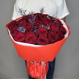 Букет из 21 красной розы с лимониумом