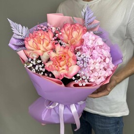 Букет из французских роз с гортензией