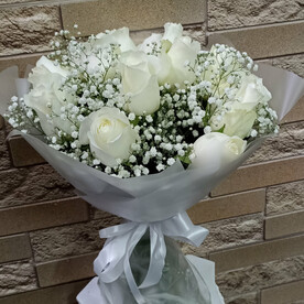 Букет из 11 белых роз и гипсофилы