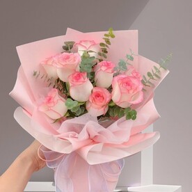 Букет из роз и эвкалипта