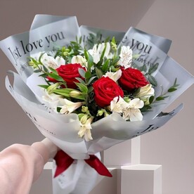 Розы и альстромерия