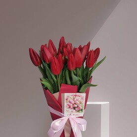 Тюльпаны в вазочке