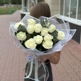 13 белых роз в красивом оформлении